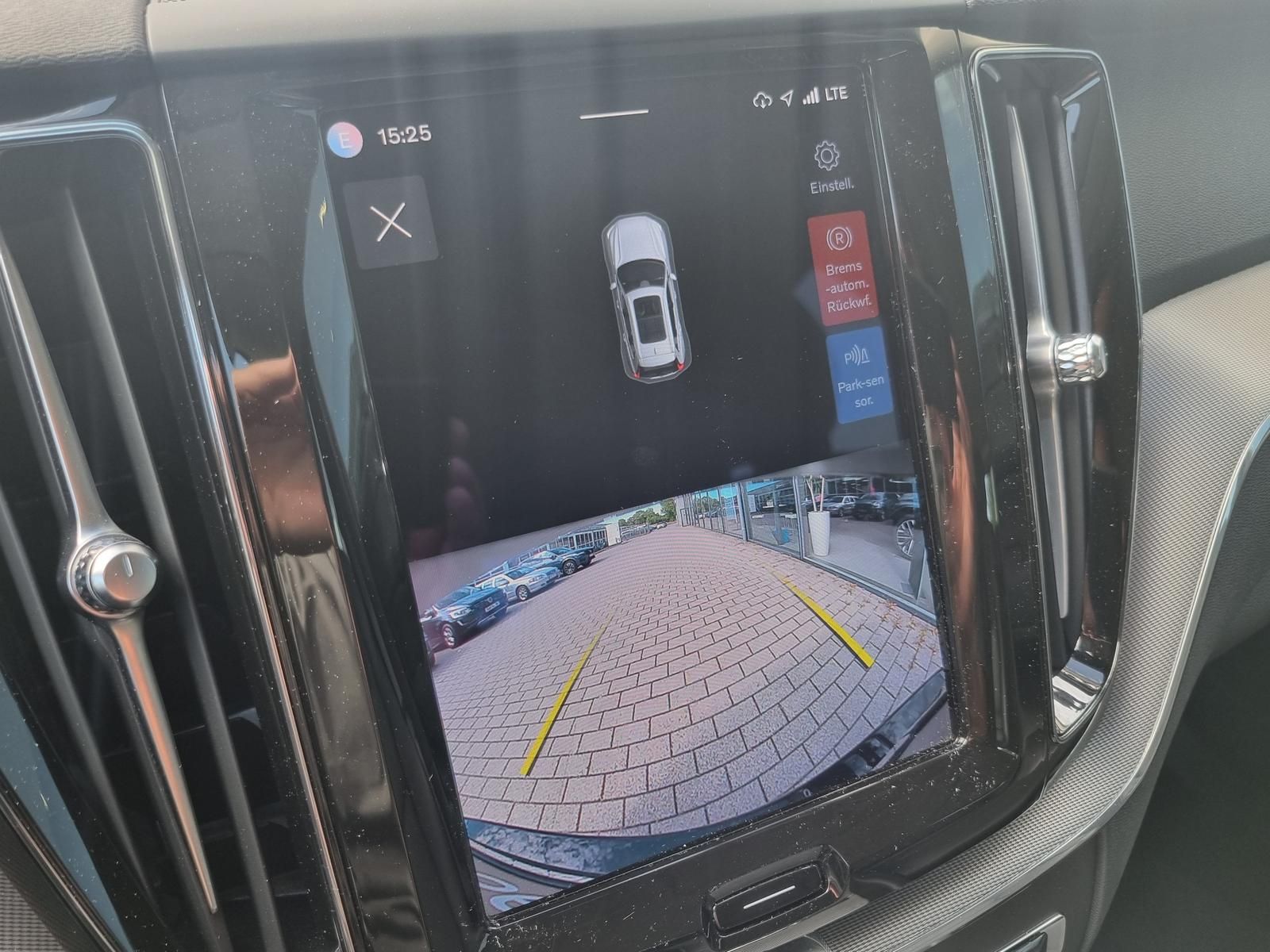 Fahrzeugabbildung Volvo XC60 B4 D Core 'Ganzjahresreifen, Google Maps'
