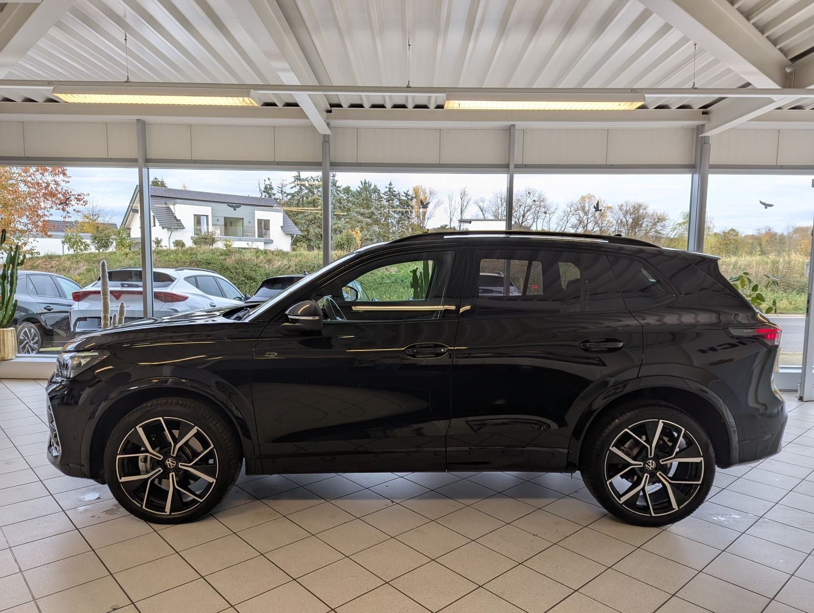 Fahrzeugabbildung Volkswagen Tiguan 2.0TDI R-Line 4M Pano Black Matrix AHK 20