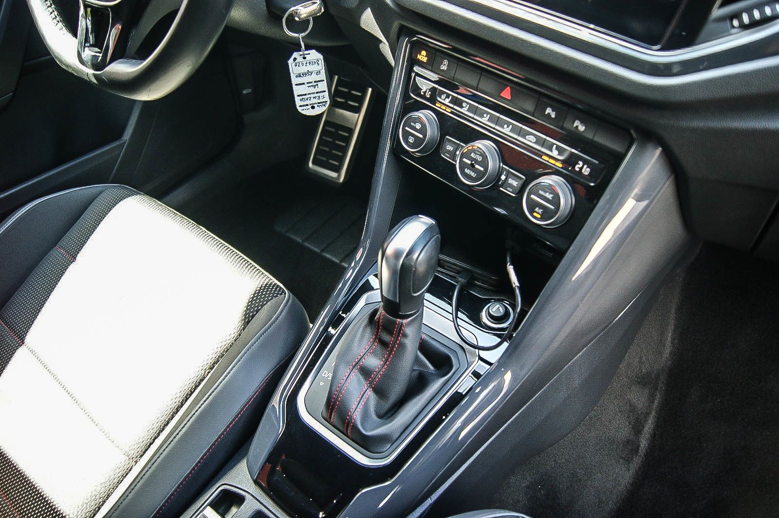 Fahrzeugabbildung Volkswagen T-Roc 20 TDI DSG Sport NAVIGATION SPORT VIRTUAL