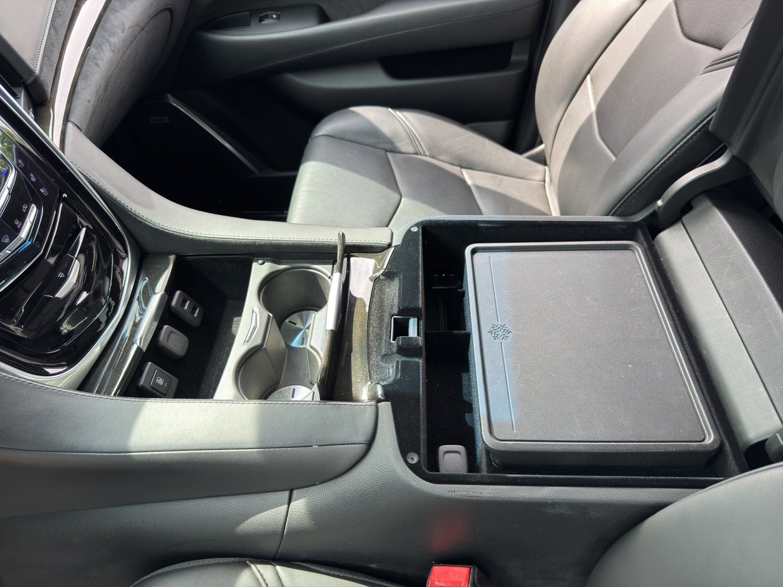 Fahrzeugabbildung Cadillac Escalade 6.2 V8 Platinum ESV // DT.Erstzulassung