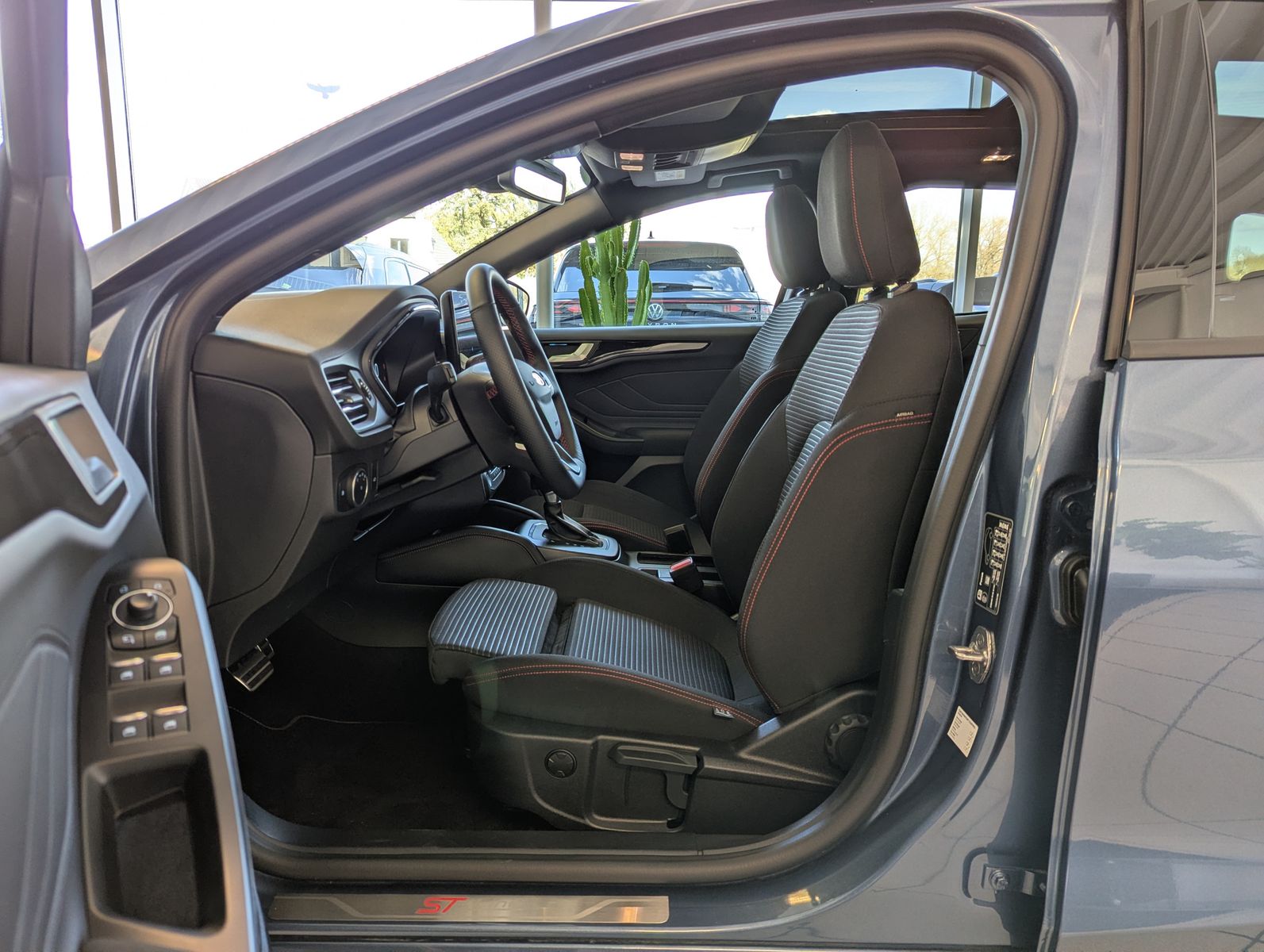Fahrzeugabbildung Ford Focus 1.0 ST-Line X Styling Matrix B&amp;O Pano 18"