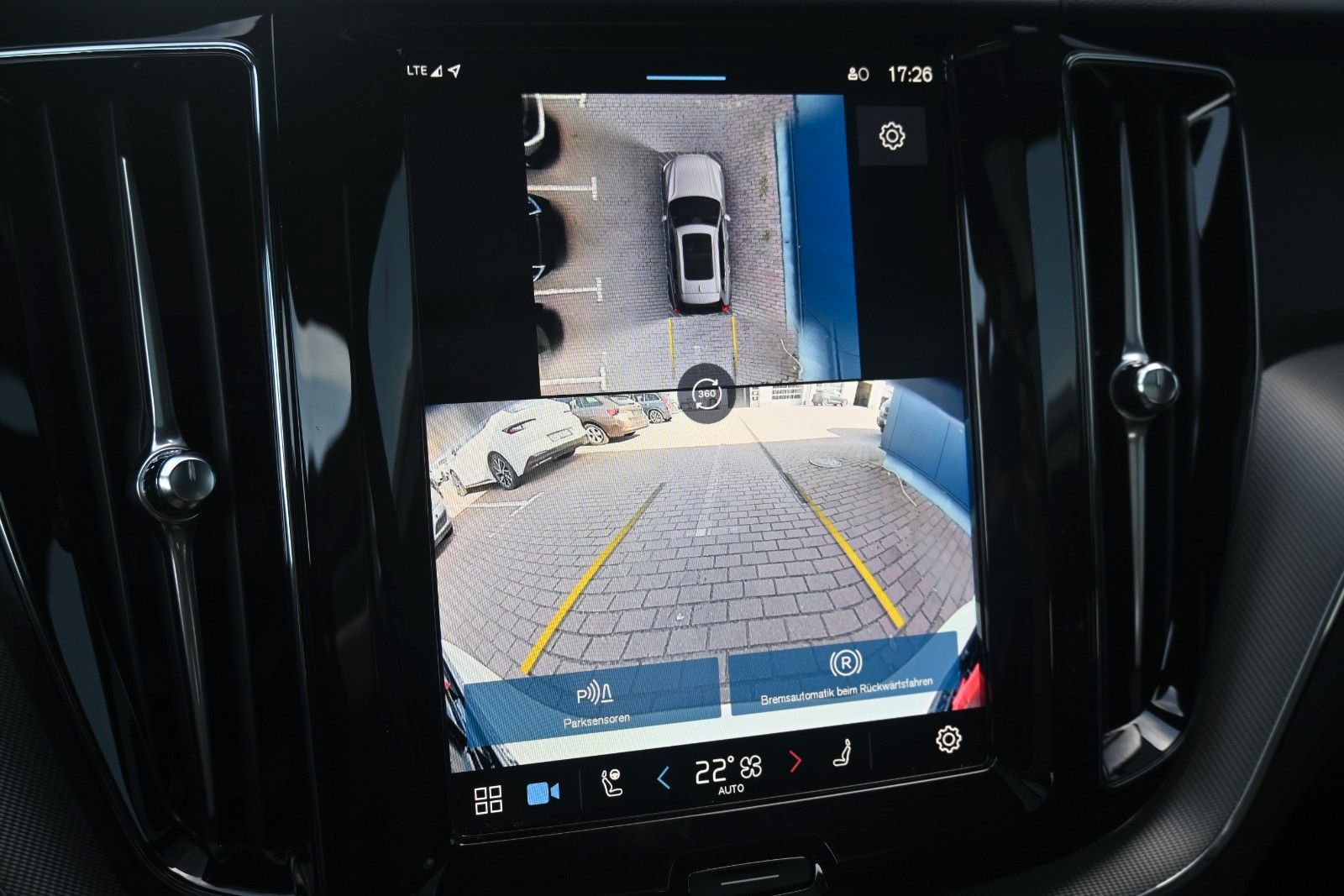 Fahrzeugabbildung Volvo XC60 B5 AWD Plus Dark*LED*PANO*360*H&K*BLIS