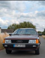 Audi 100 2.3E 5 Zylinder Typ 44 / C3 - Audi 100 mit Benzin-Antrieb: Limousine, Zylinder