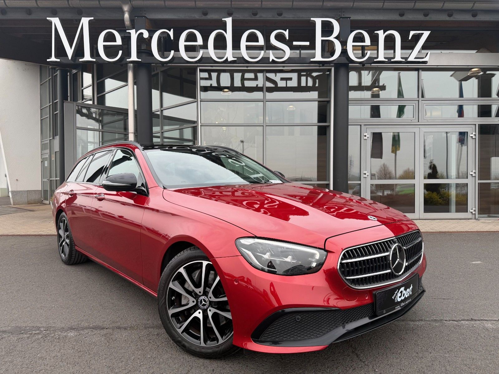 Fahrzeugabbildung Mercedes-Benz E 220d T Massage+Pano+Burm+Distr+360+HUD+Night