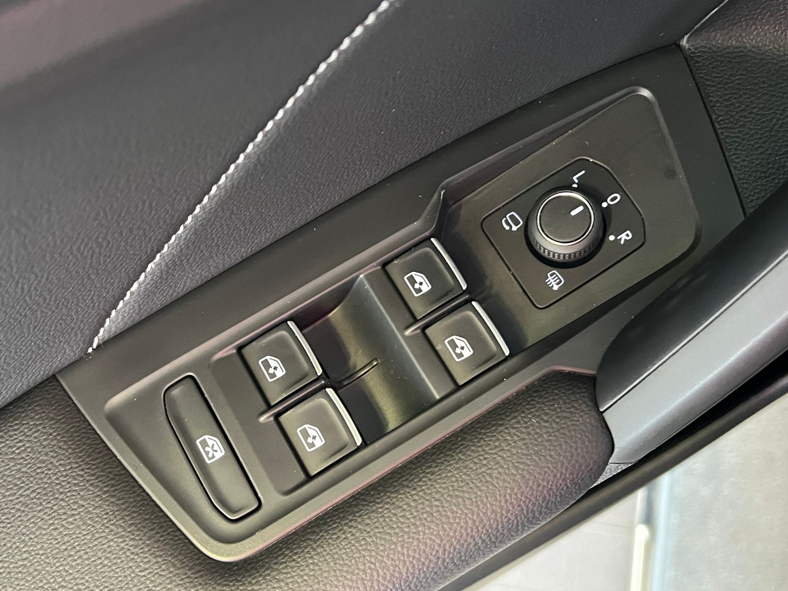 Fahrzeugabbildung Volkswagen Tiguan Allspace R-Line 2.0 TDI DSG 4Motion *AHK,