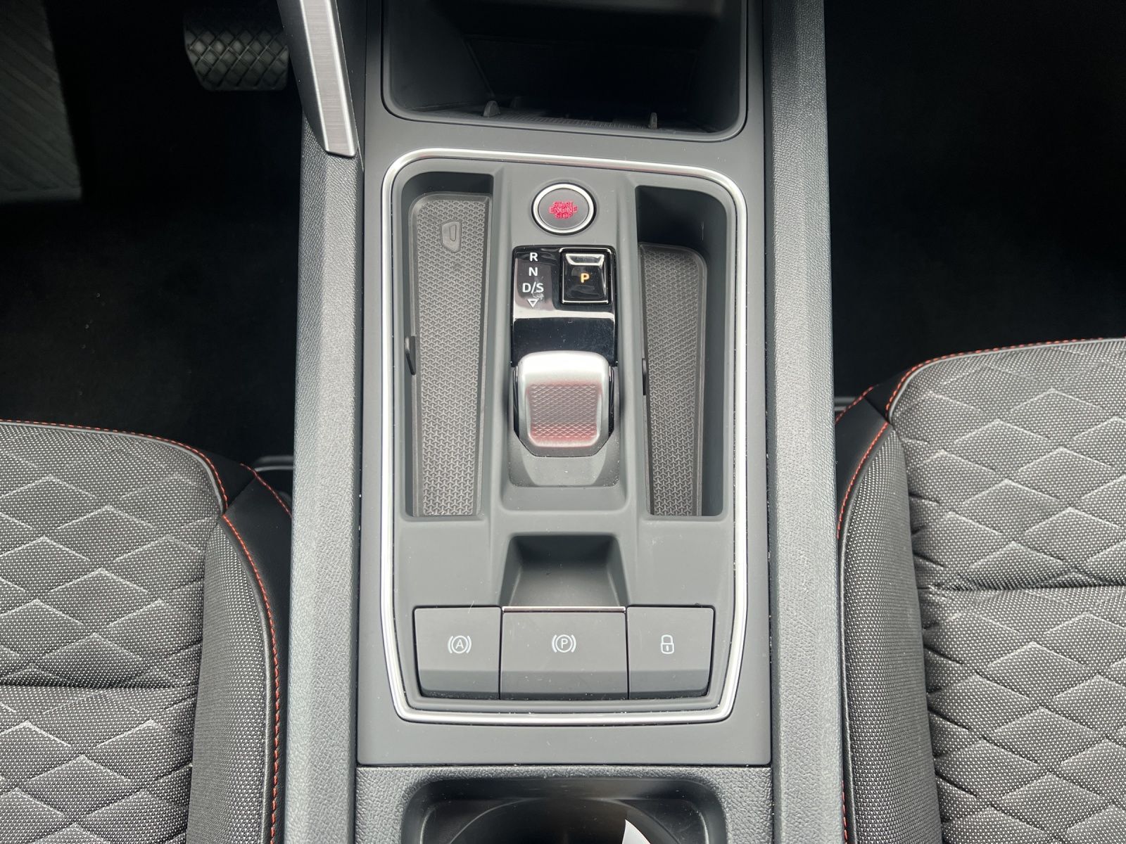Fahrzeugabbildung SEAT Leon ST eTSI FR DSG LED Navi VC ACC RFK SH