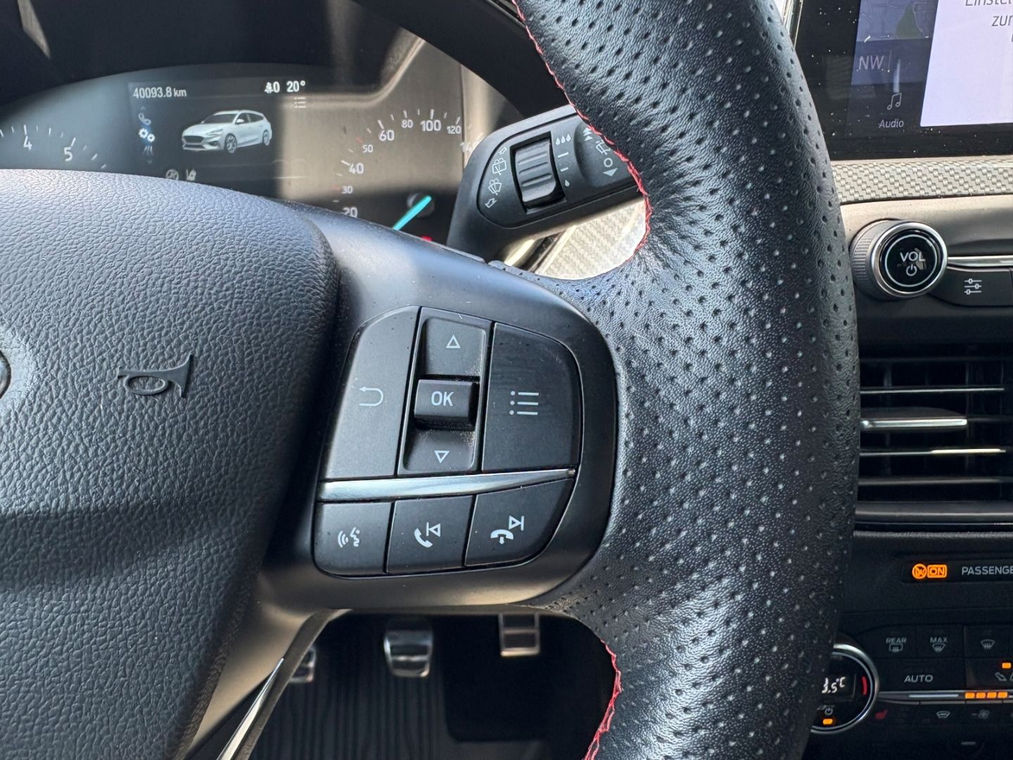 Fahrzeugabbildung Ford Focus Turnier ST-Line LED Kamera HeadUpDisplay