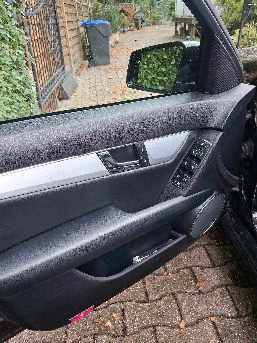 Mercedes-Benz C180 2010 — photo 13