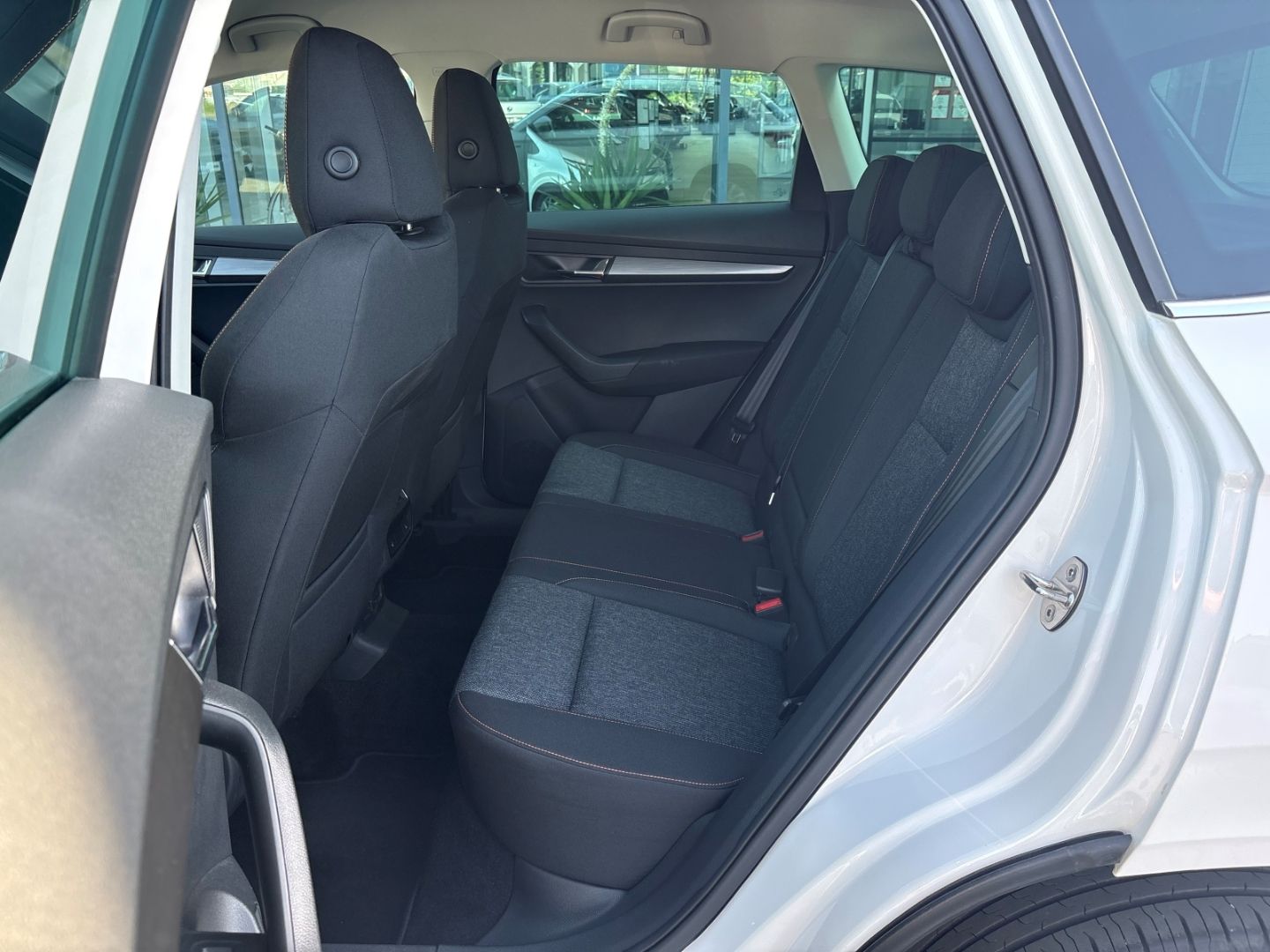 Fahrzeugabbildung SKODA Karoq Clever AHK BeheizbareWSS KLIMA ElekHeckkla
