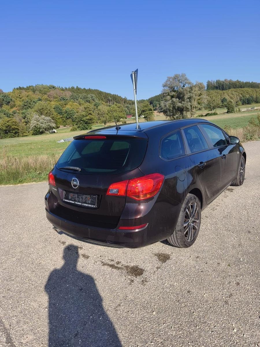 Opel Astra 2011 — interior