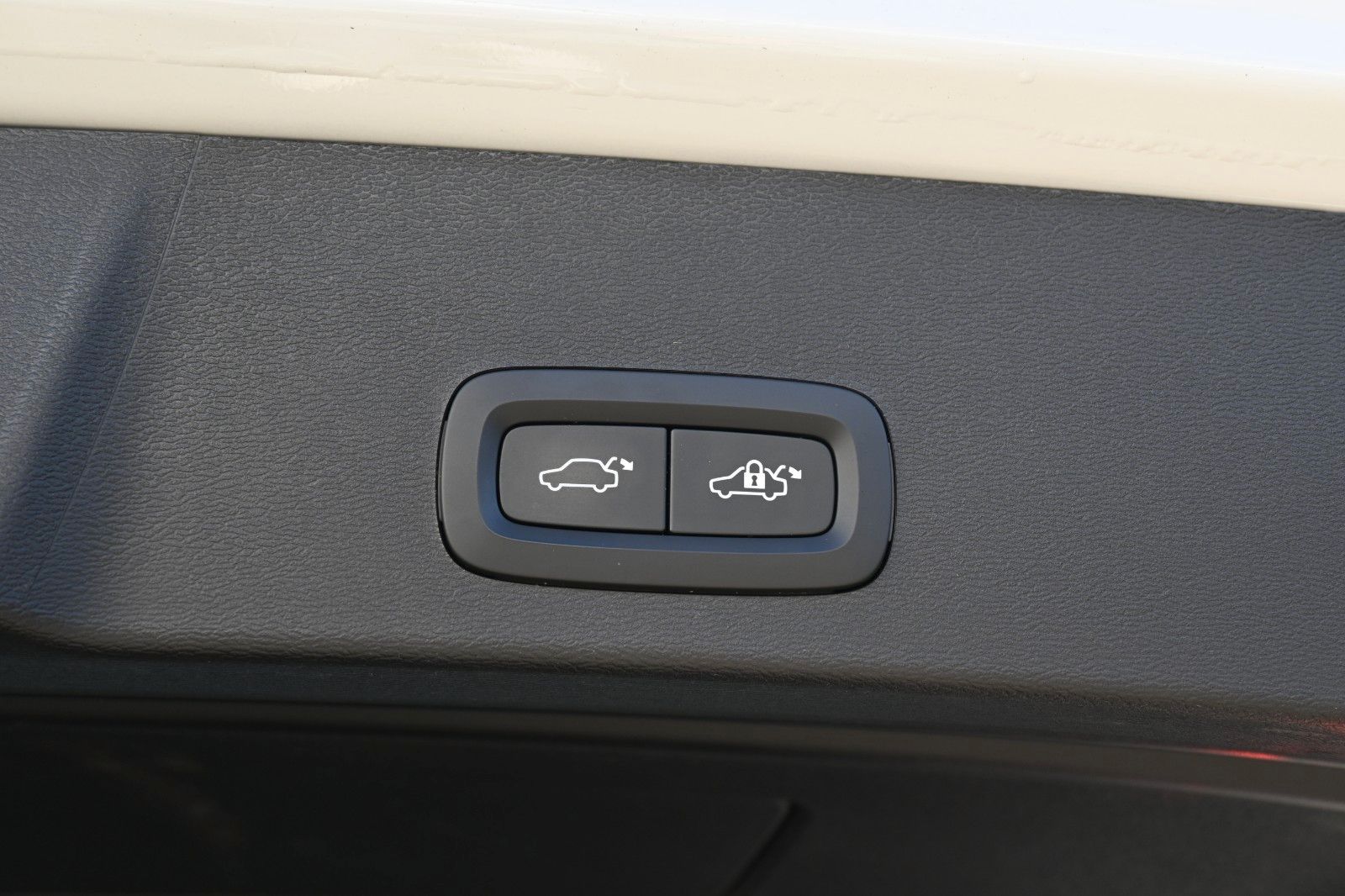 Fahrzeugabbildung Volvo XC40 T5  Plus Dark RC Plug-In Hyb. 2WD