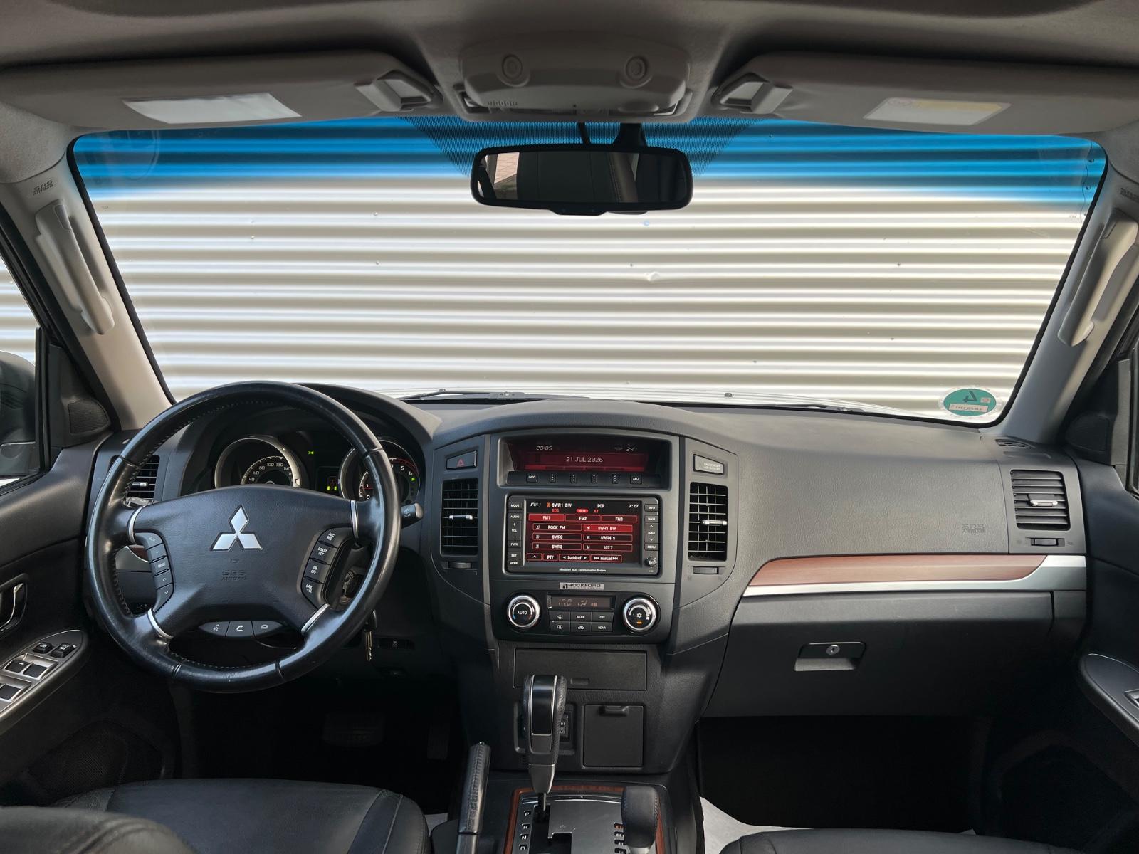Mitsubishi Pajero 3.2 DI-D 200 ch Instyle 4x4 - 7 places - Cuir - GPS - Toit ouvrant