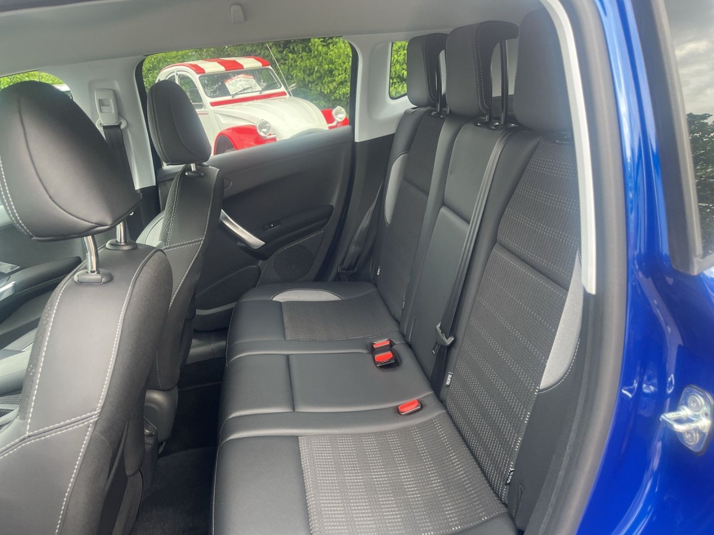 Fahrzeugabbildung Peugeot 2008 Puretech 110 S&S Allure Panorama Navi SHZ