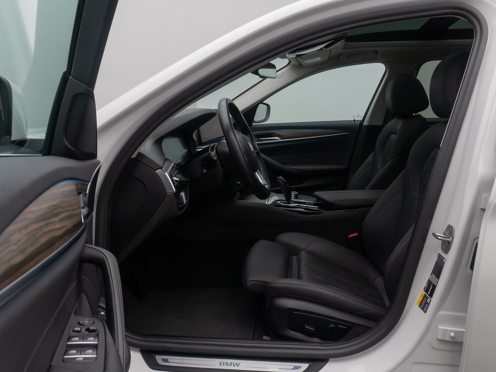 Fahrzeugabbildung BMW 530e HUD DAB Alarm Panorama HiFi Sport Leder