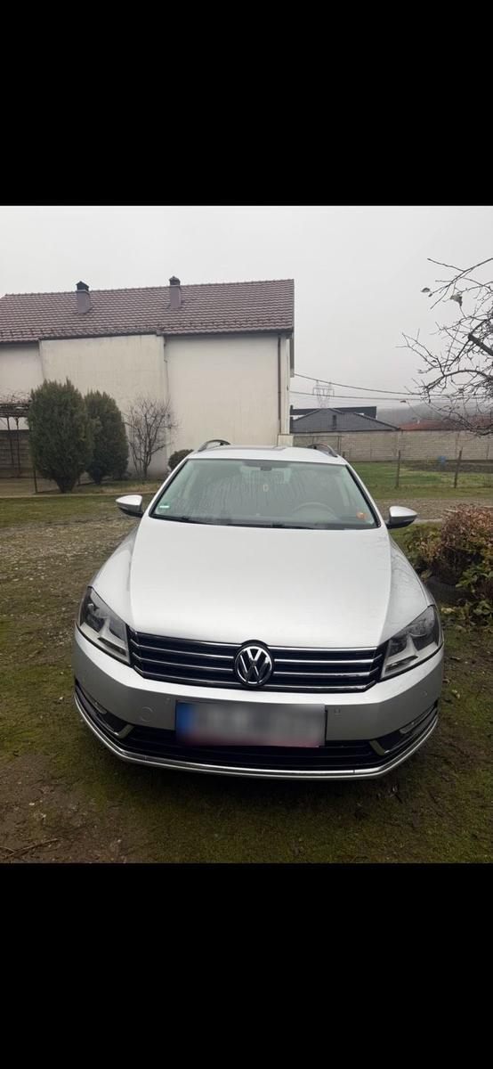 Volkswagen Passat 2012 — вигляд ззаду