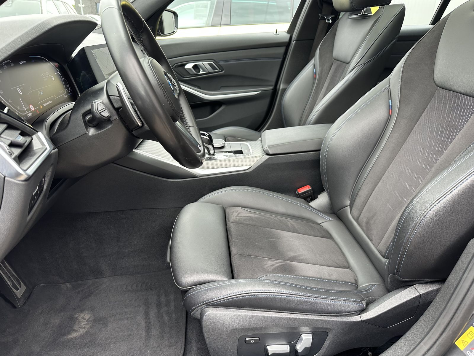 Fahrzeugabbildung BMW 330e Touring xD M-Sport NAV+LASER+PANO+HEADUP+VC