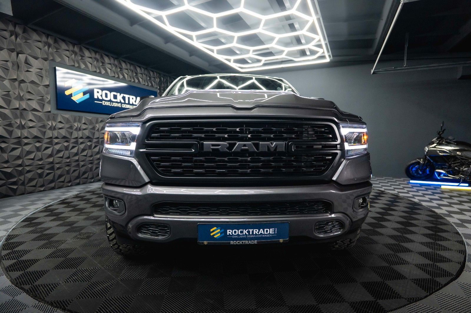 Fahrzeugabbildung Dodge RAM 5.7 V8 HEMI 4x4 OFFROAD Night-Paket *LED*19%