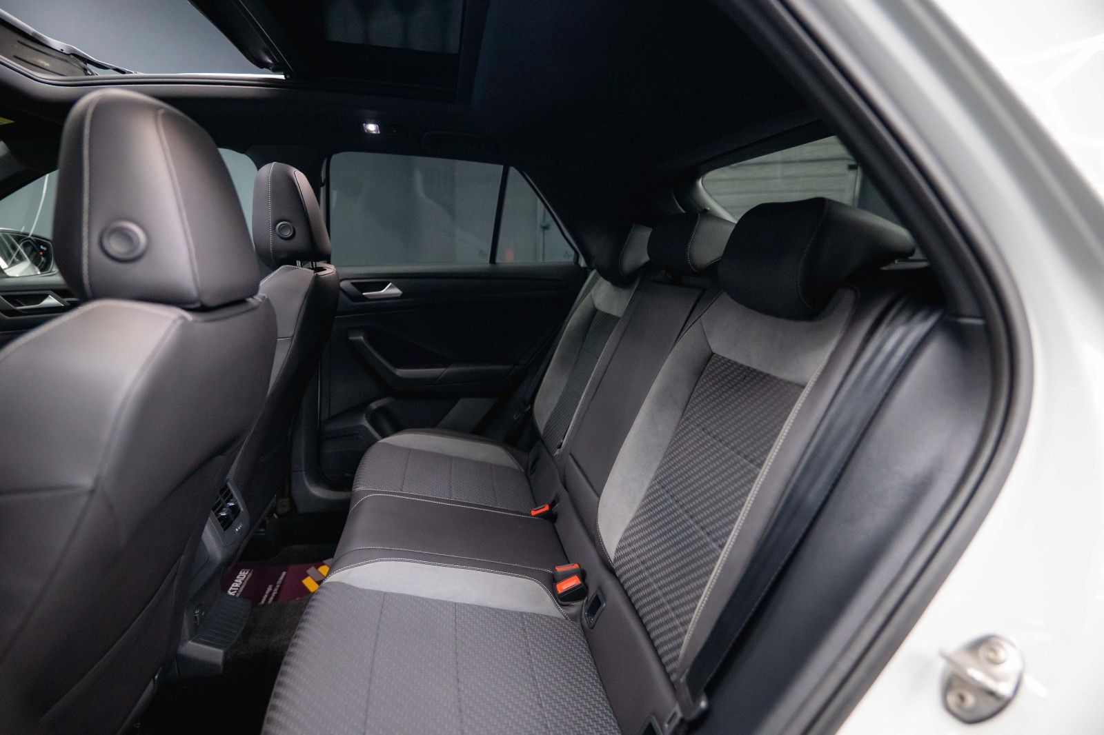 Fahrzeugabbildung Volkswagen T-Roc R 4Motion Performance *ACC*DCC*Pano*LED*