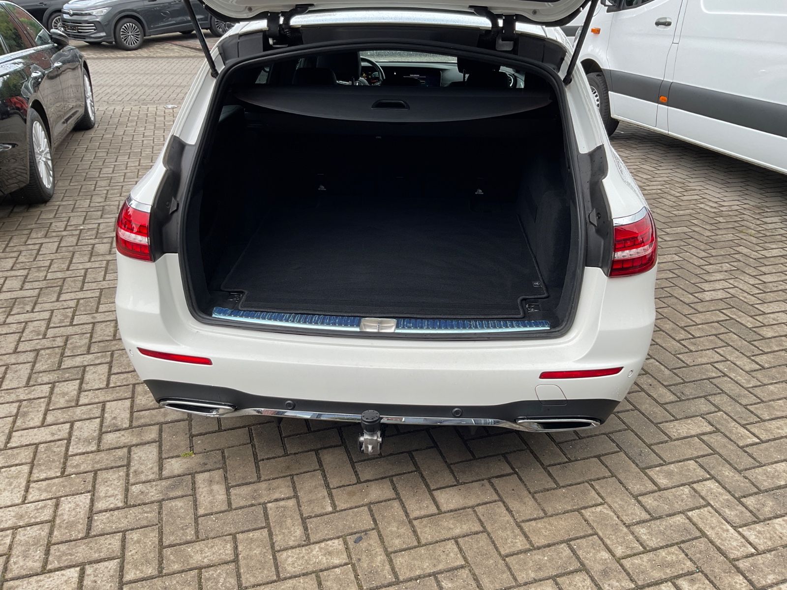 Fahrzeugabbildung Mercedes-Benz E 220 d T 4M,AMG, Memory,Kamera,AHK,Burmester