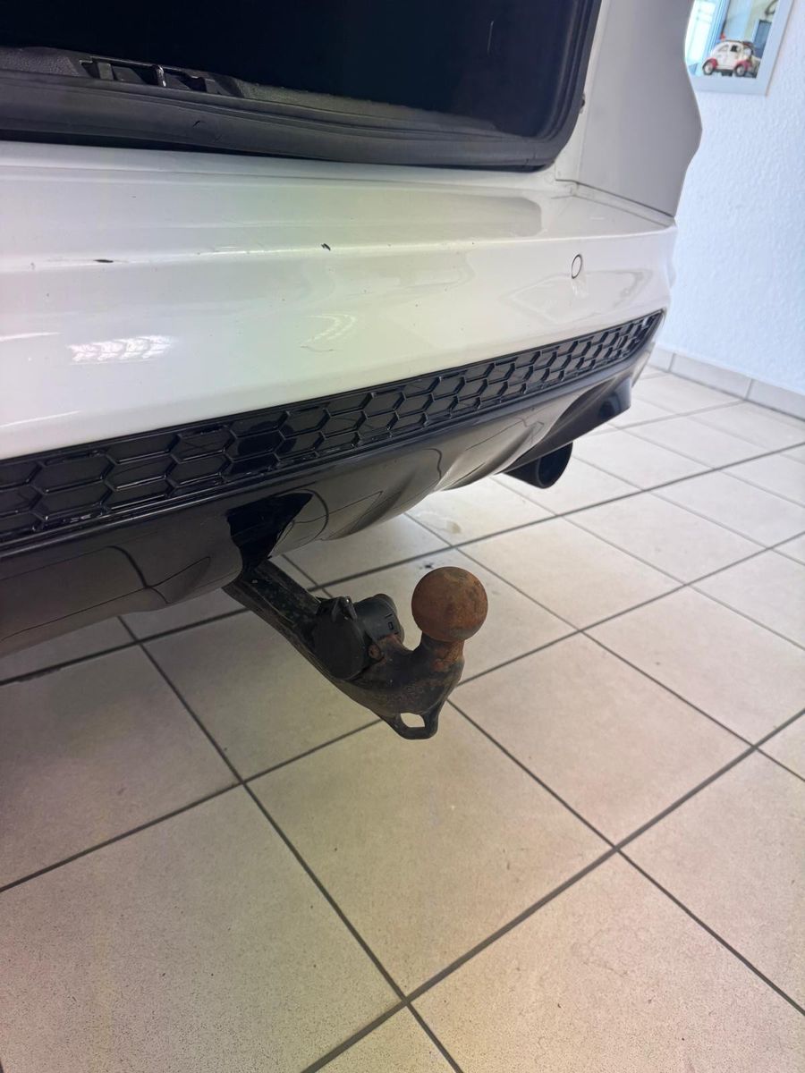 Fahrzeugabbildung Ford Kuga ST-Line / AHK/NAVI/KLIMA/8.FACH BEREIFT