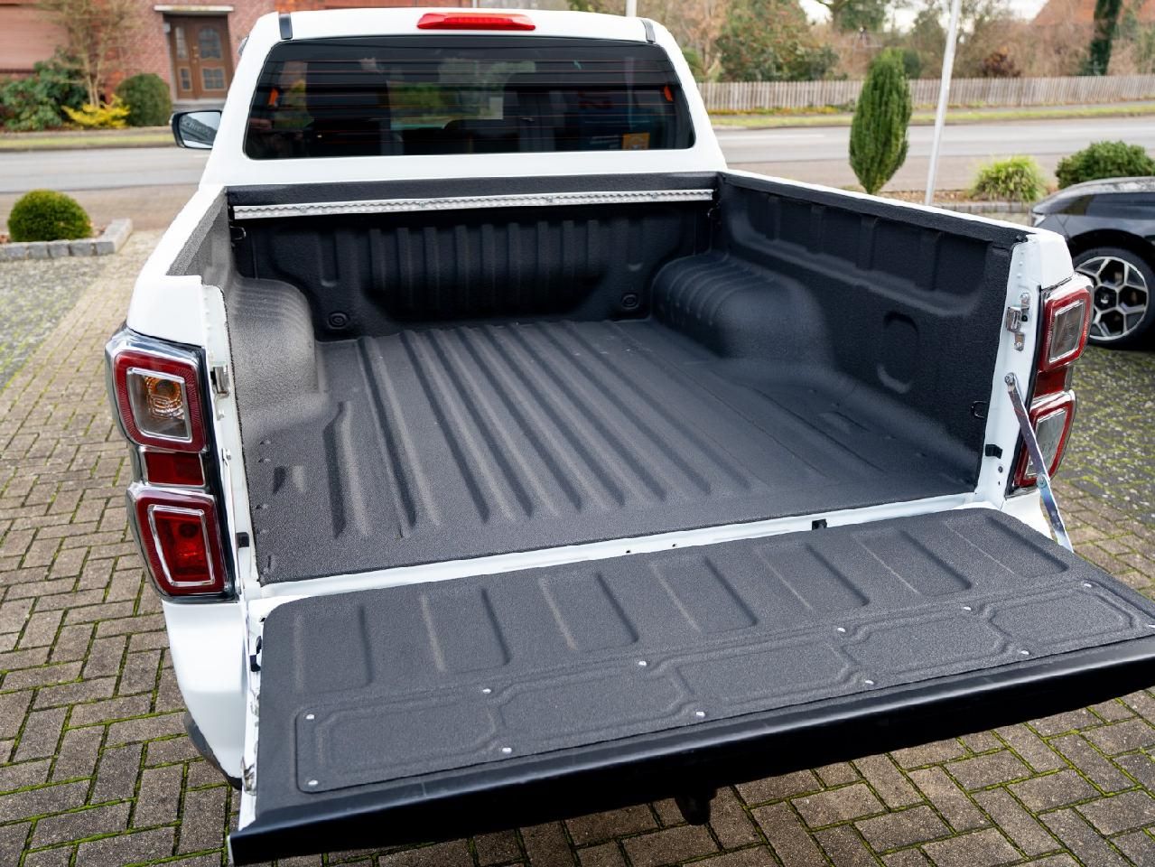 Fahrzeugabbildung Isuzu D-Max Double Cab 4WD V-CROSS