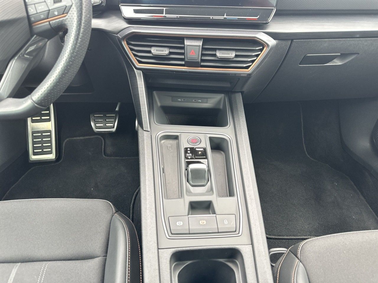 Fahrzeugabbildung CUPRA Leon Sportstourer 2.0TSI 245 PS DSG*AHK-Navi* - mit KI generiert/bearbeitet