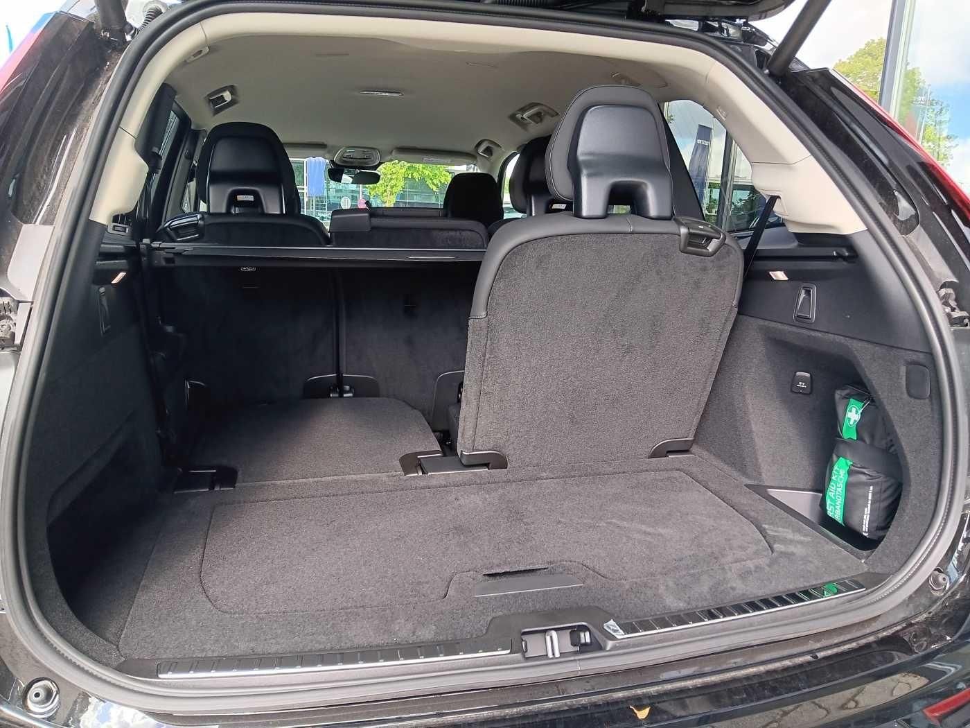 Fahrzeugabbildung Volvo XC90 T8 AWD Plug-in Hybrid Plus Dark