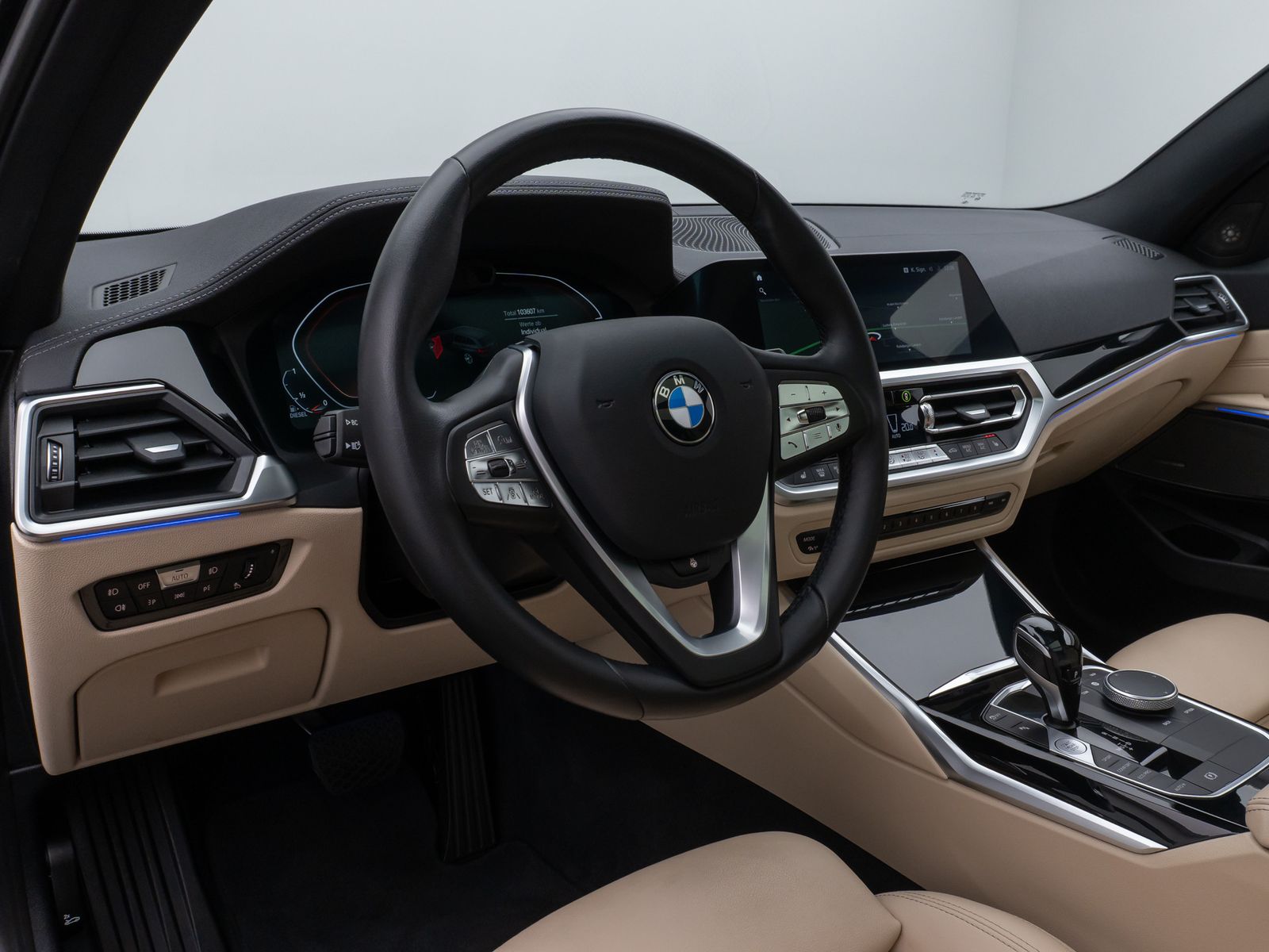 Fahrzeugabbildung BMW 320d xD LuxuryLine Kamera HUD DAB H/K AHK Komfor