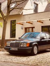 Mercedes-Benz Mercedes E 260 (W124)  Klassiker aus 1986 - Mercedes-Benz E 260 mit Benzin-Antrieb: Limousine
