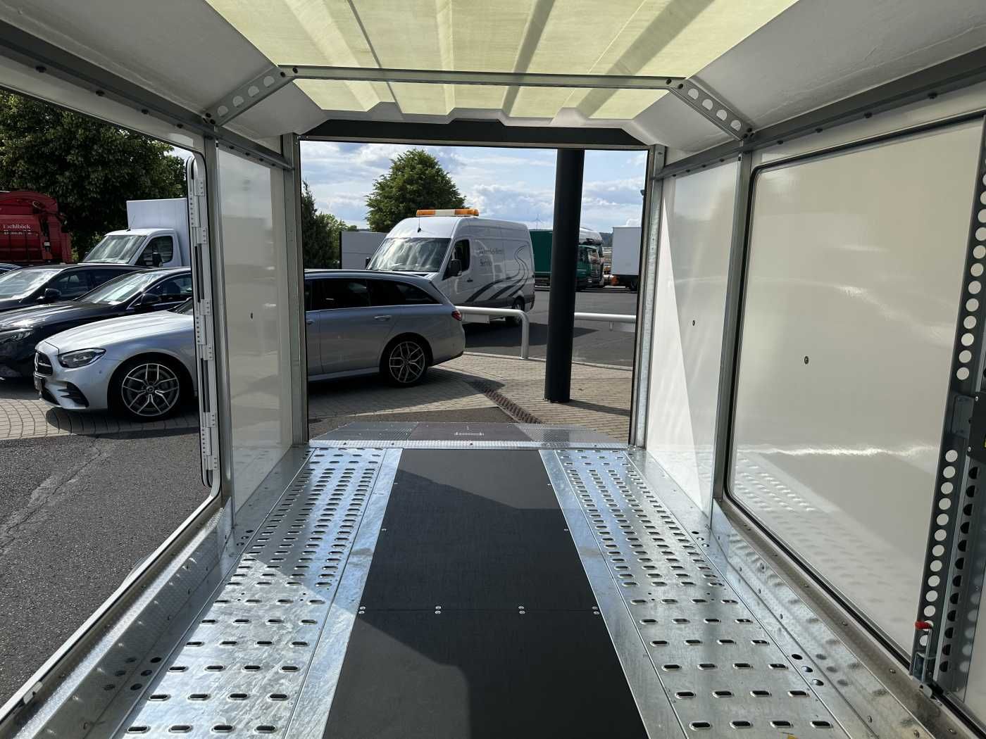 Fahrzeugabbildung Brian James Brian James Race Sport Länge: 5,03 m / 3.000 kg