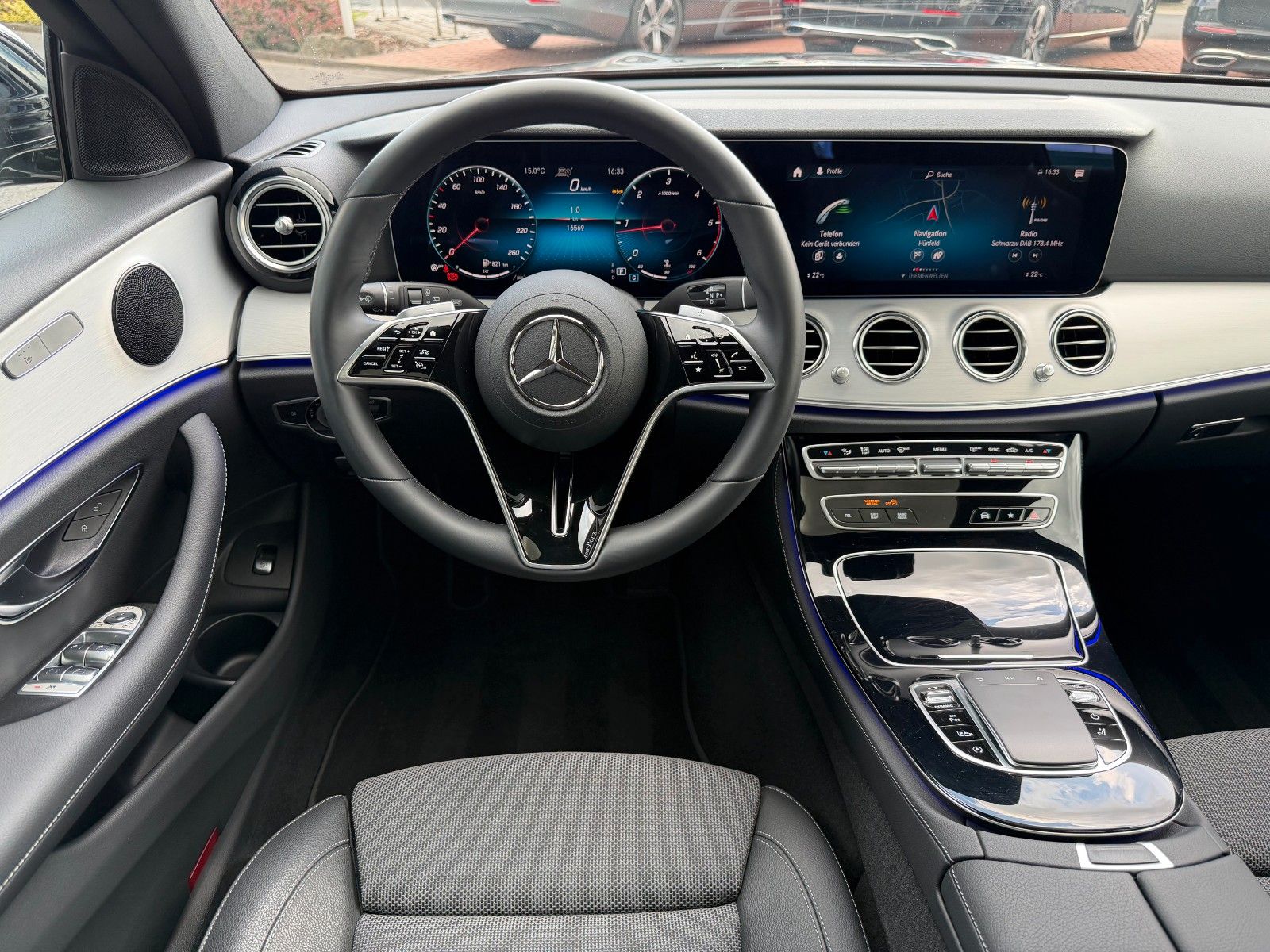 Fahrzeugabbildung Mercedes-Benz E 200d T Avantgarde+Pano+Distr+AHK+360