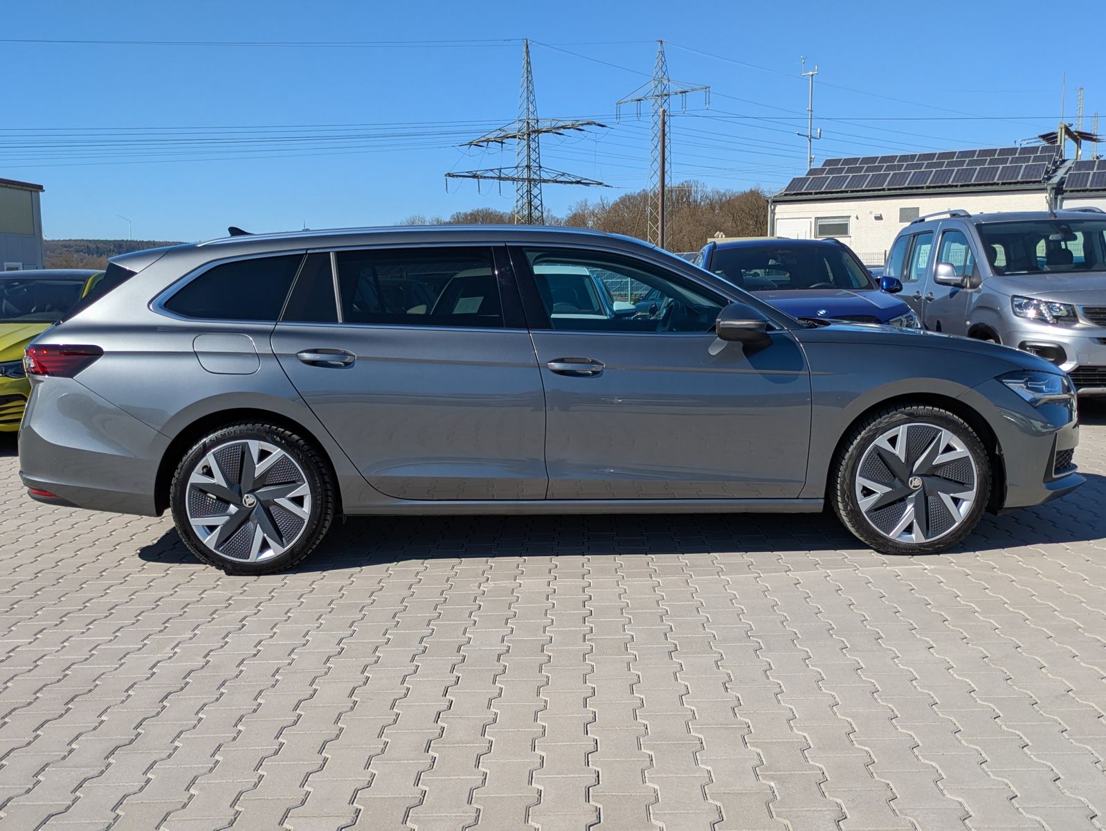 Fahrzeugabbildung SKODA Superb 2.0 TDI 4x4 Selection MATRIX*AHK*PANO*19"