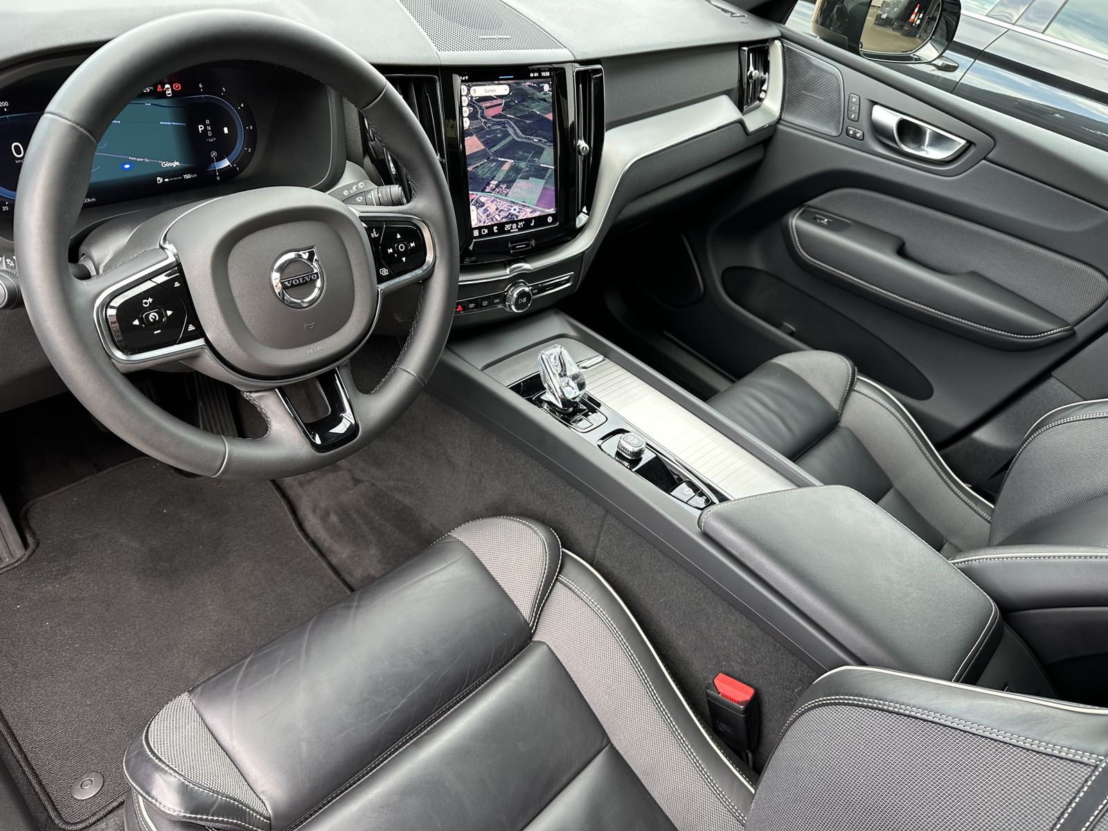 Fahrzeugabbildung Volvo XC60 B4 D AWD Plus Dark NAV+LED+PANORAMA+AHK+H&K