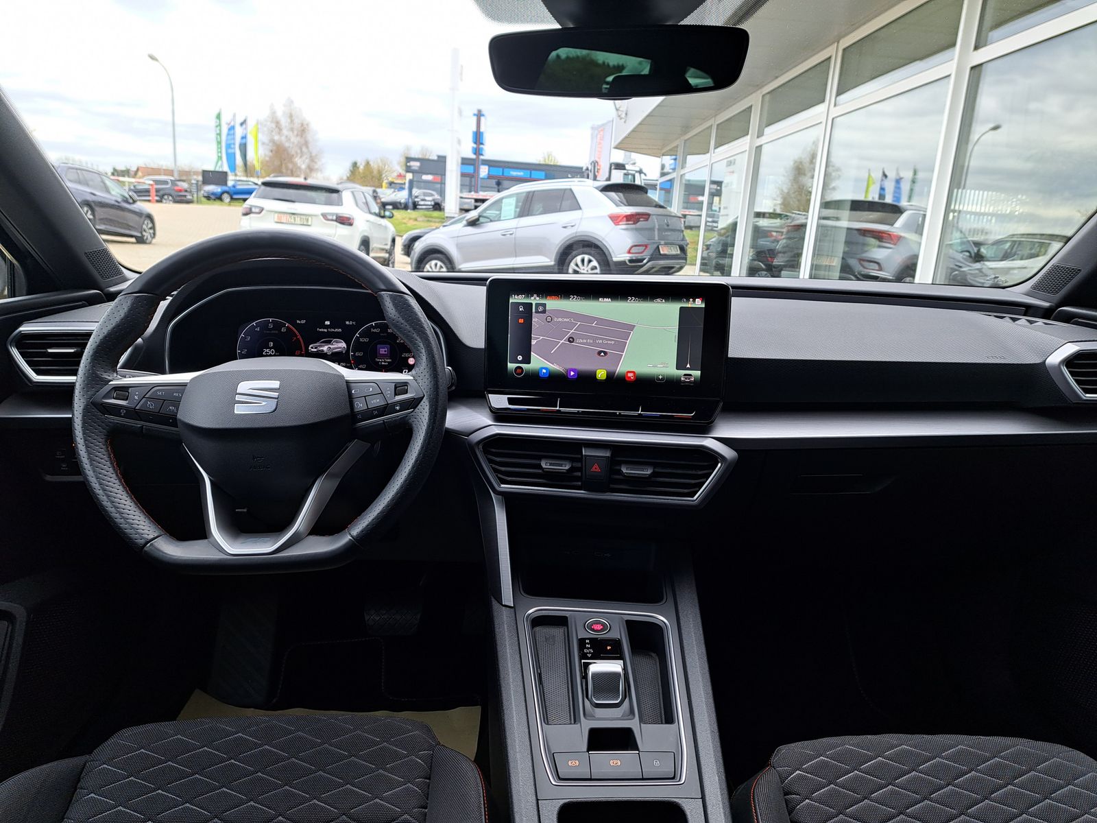 Fahrzeugabbildung SEAT Leon 1.5 eTSI FR DSG AHK LED KAMERA PARK-ASSIST