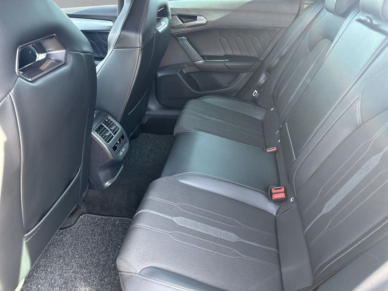 Fahrzeugabbildung CUPRA Leon Sportstourer VZ 2.0 TSI 245 PS 7-Gang-DSG - mit KI generiert/bearbeitet