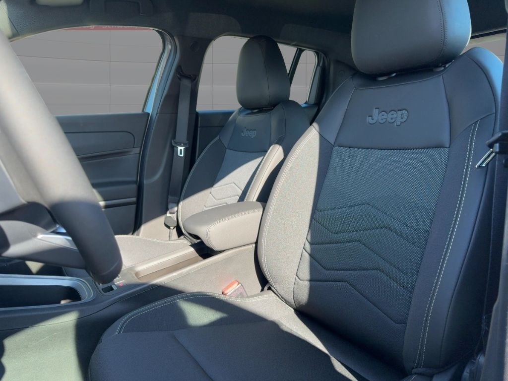 Fahrzeugabbildung Jeep Avenger e-Hybrid Altitude NAVI ALLWETTER WINTER