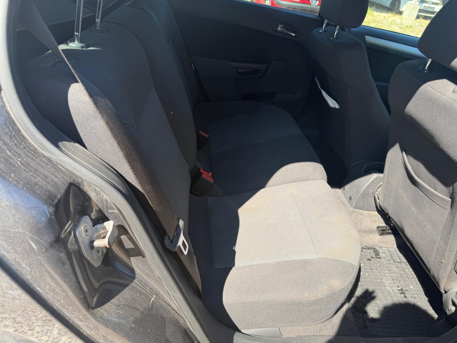 Opel Astra 2009 — photo 10