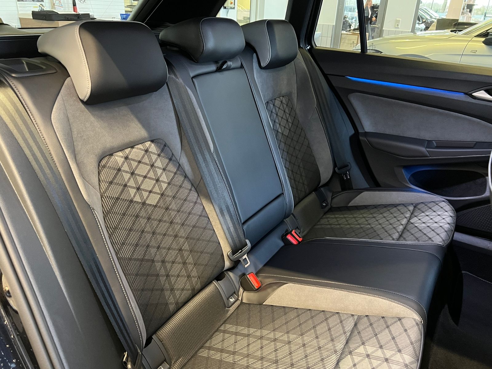 Fahrzeugabbildung Volkswagen Golf VIII Variant R-Line 1.5 eTSI DSG *AHK, LED,