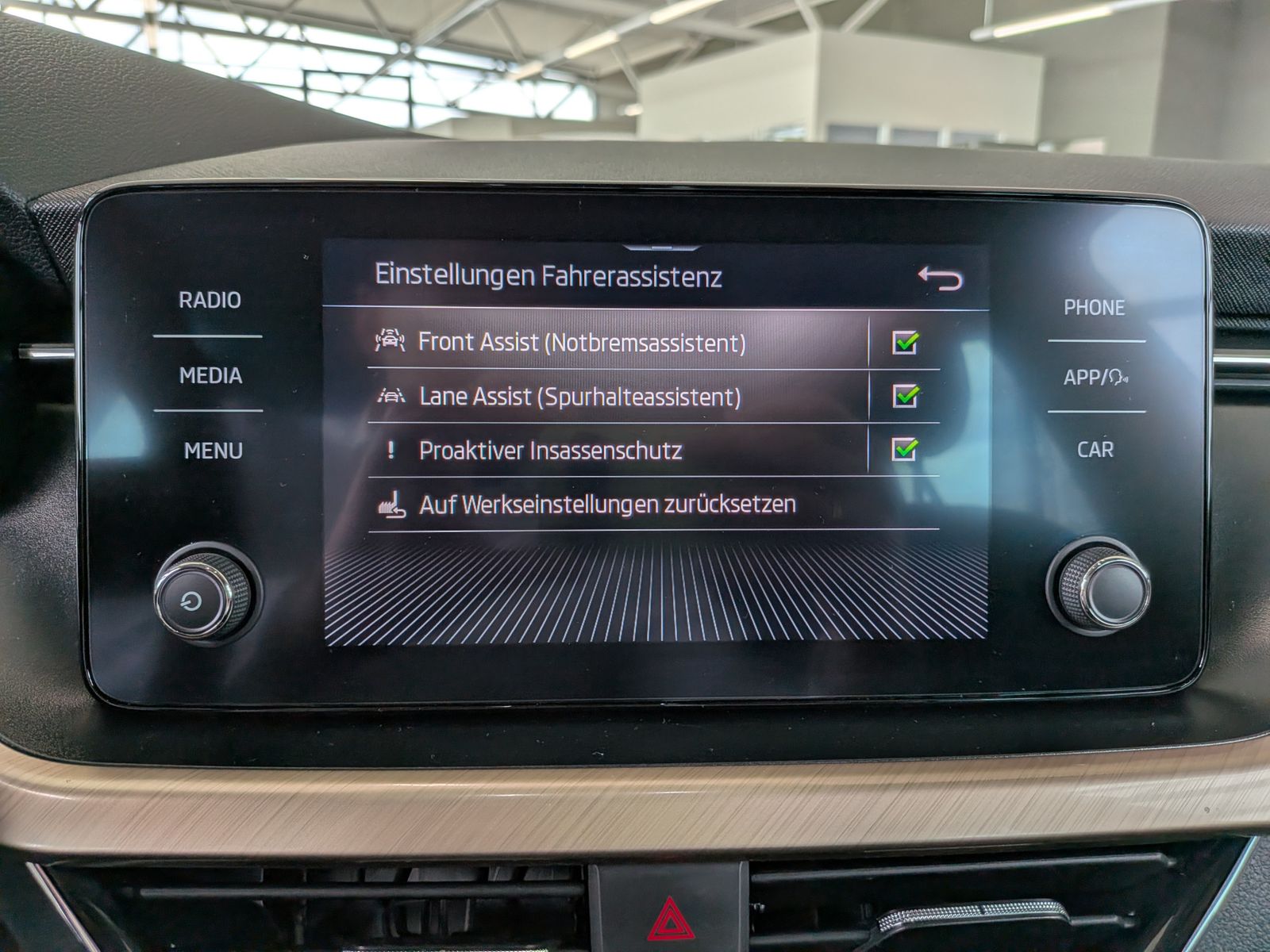 Fahrzeugabbildung SKODA Kamiq 1.6 TDI Style ad-LED PDC SHz Tempomat 18"