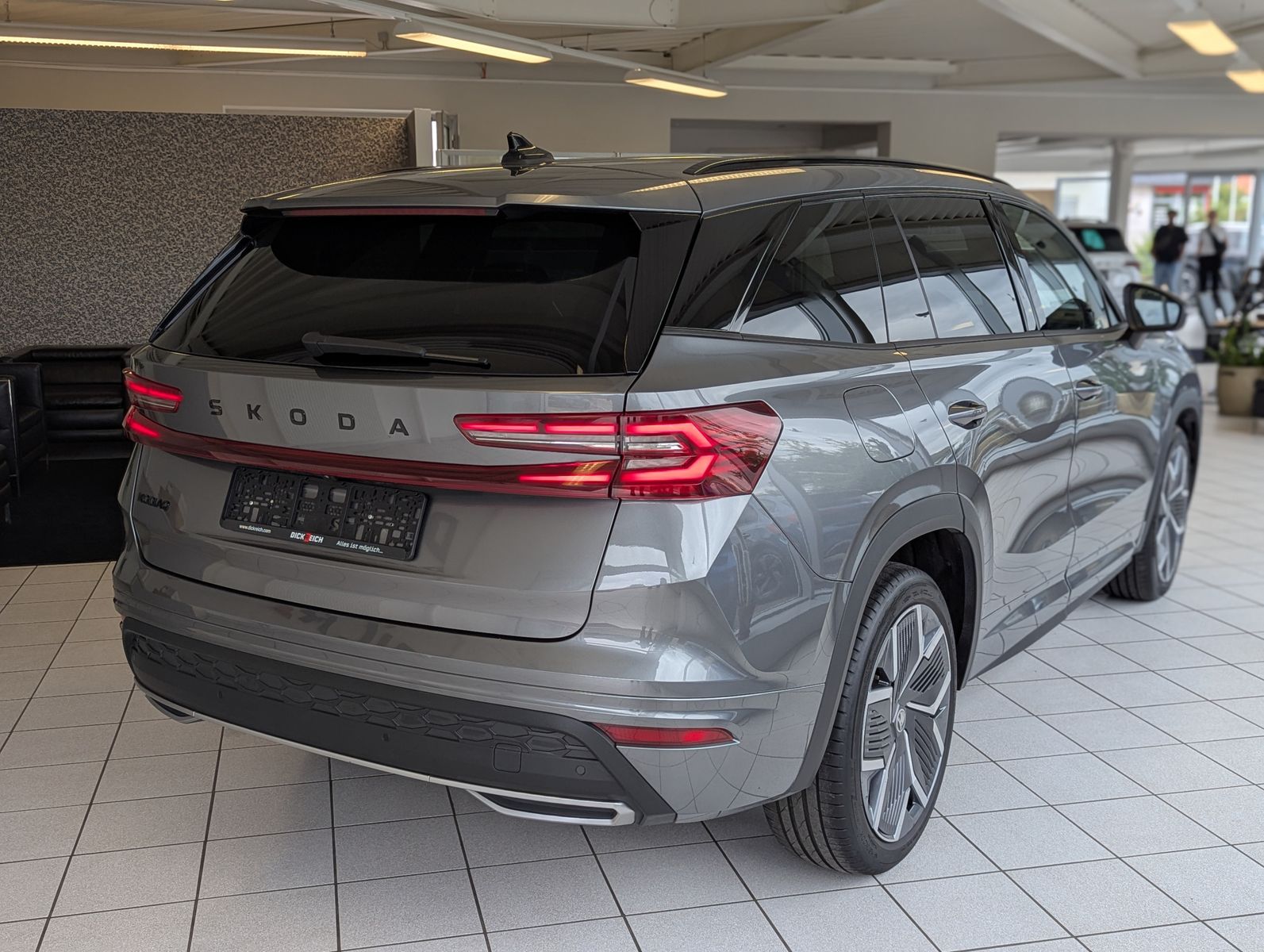 Fahrzeugabbildung SKODA Kodiaq 2.0 TDI Sportline 7-Sitze ACC Memory 20"