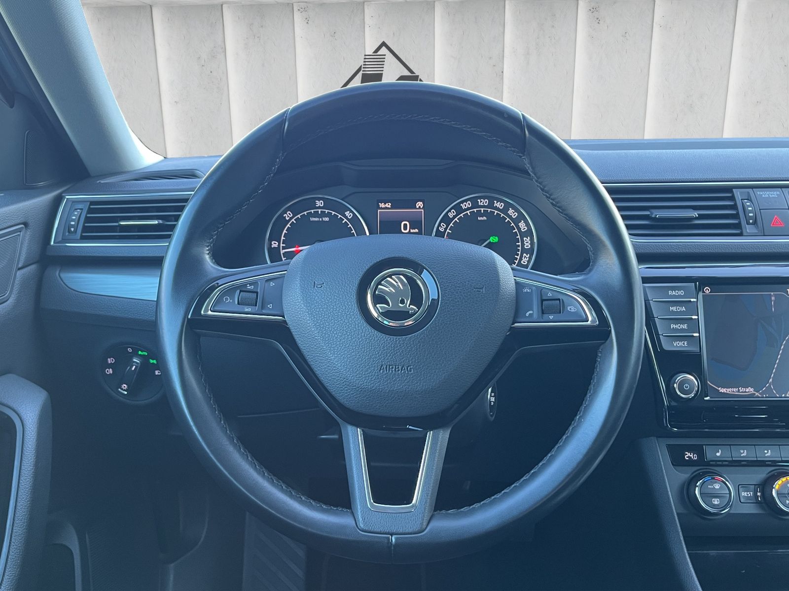 Fahrzeugabbildung SKODA Superb 2.0 TDI*DSG*SHZ*PDC*AHK*Navi*Leder*