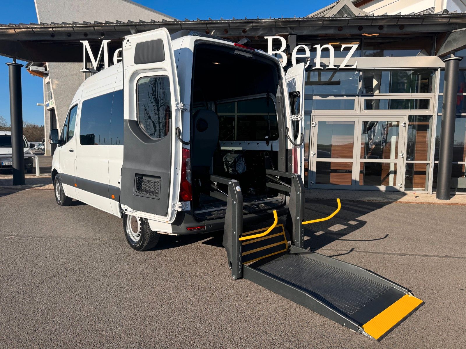 Fahrzeugabbildung Mercedes-Benz Sprinter 317 CDI Rollstuhl/Behinderten Lift