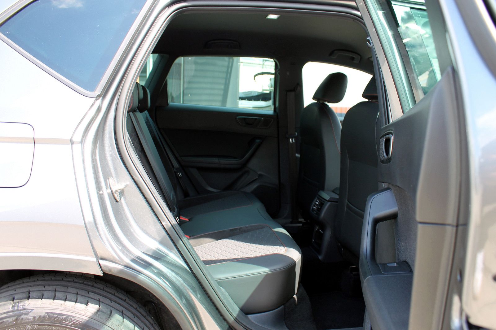 Fahrzeugabbildung SEAT Ateca 1.5 TSI DSG FR-Line ACC LED NAVI KAM PDC