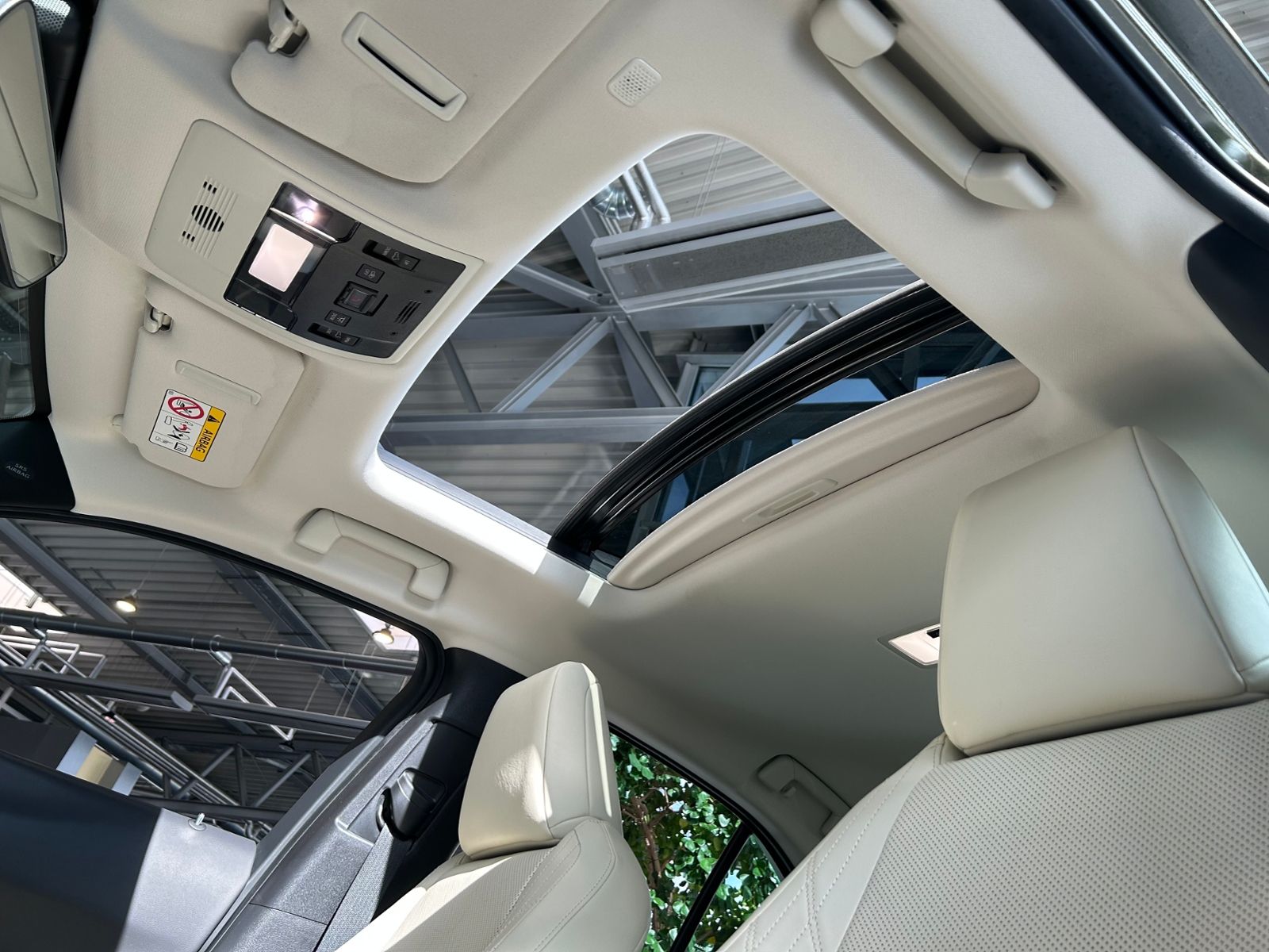 Fahrzeugabbildung Lexus UX 250 h Luxury PANO 360°
