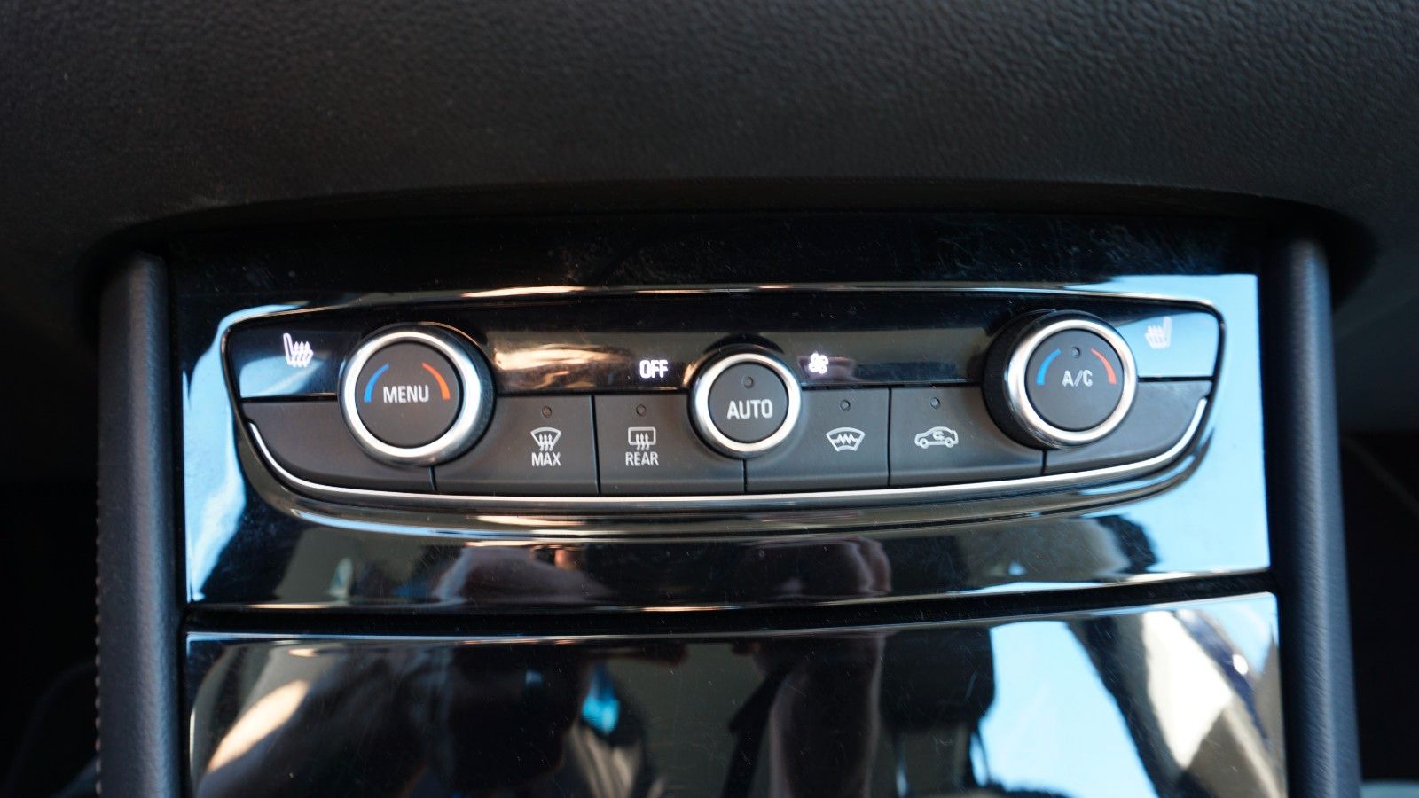 Fahrzeugabbildung Opel Grandland X T.Leder,Navi,Kamera,Bi-LED,SR+WR,AHK