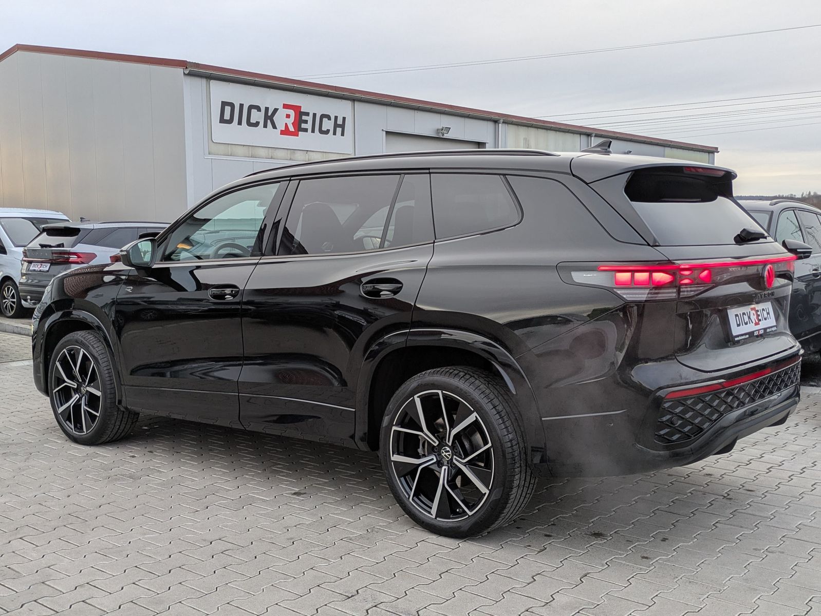 Fahrzeugabbildung Volkswagen Tayron 2.0 TDI 4M R-Line BLACK*7Si*MATRIX*PANO