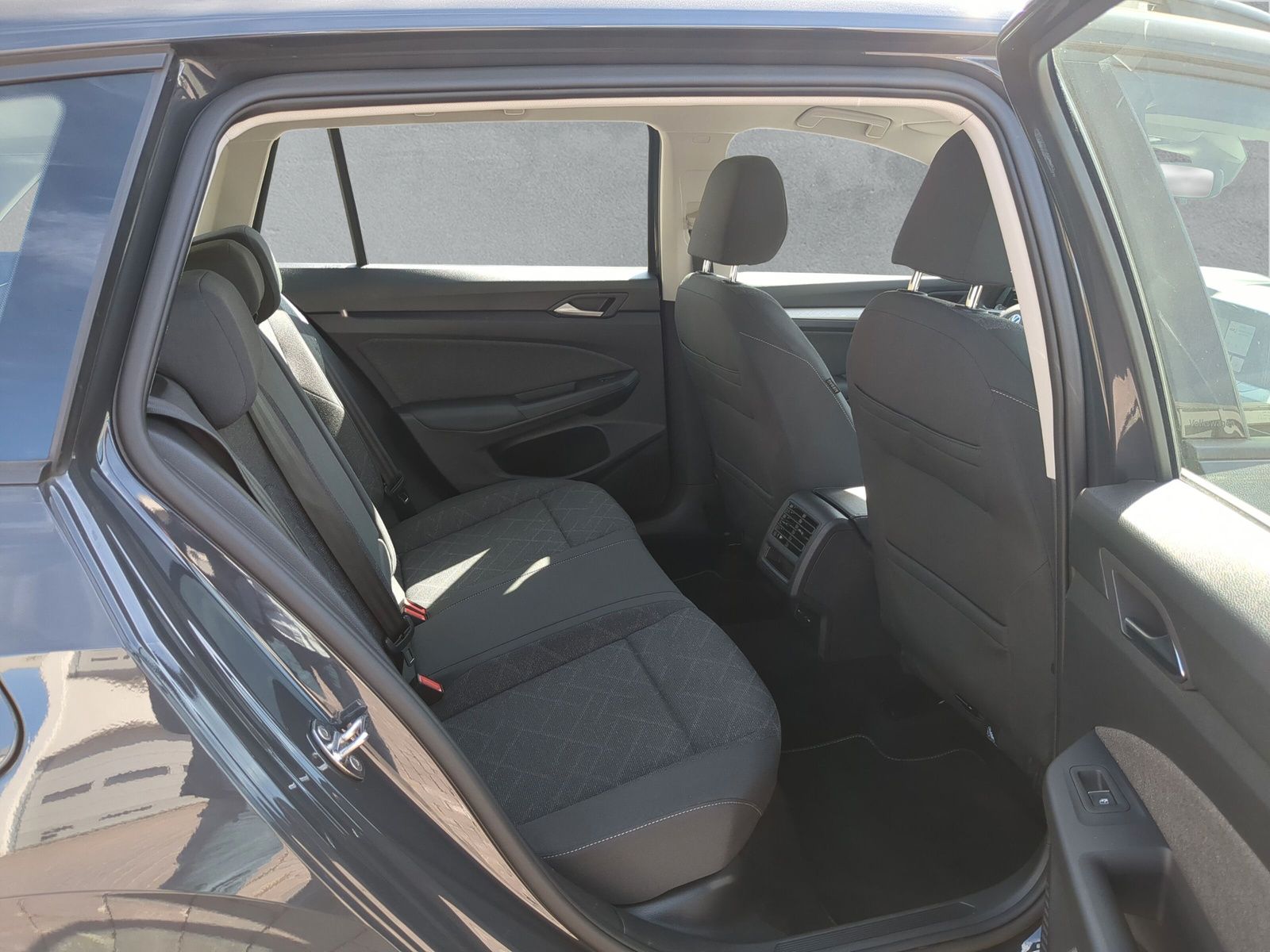 Fahrzeugabbildung Volkswagen Golf Variant 2.0 TDI Life Kamera SHZ ACC AppConn