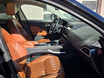 Jaguar F-Pace - 10