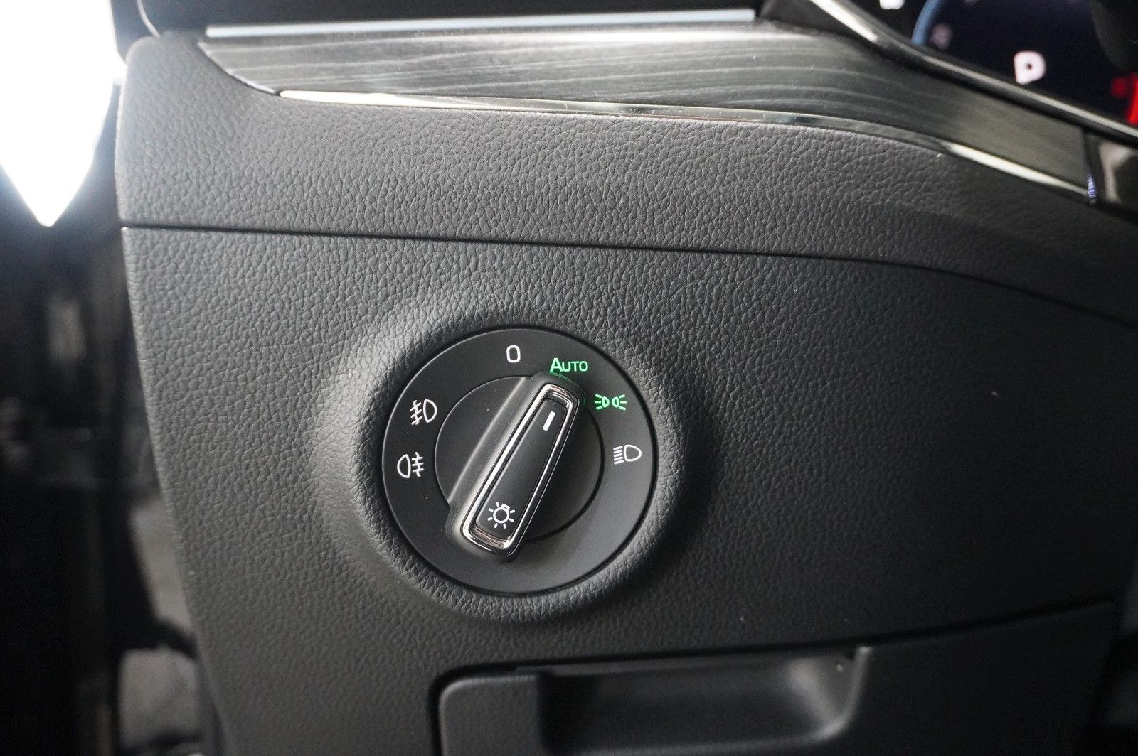 Fahrzeugabbildung SKODA Superb Combi 2.0D PREMIUM 4X4 NAVI/LED/360°/AHK