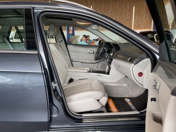Mercedes-Benz E 350 BlueTec 4Matic Aut*ACC*AHK*NAVI*LEDER*PANO